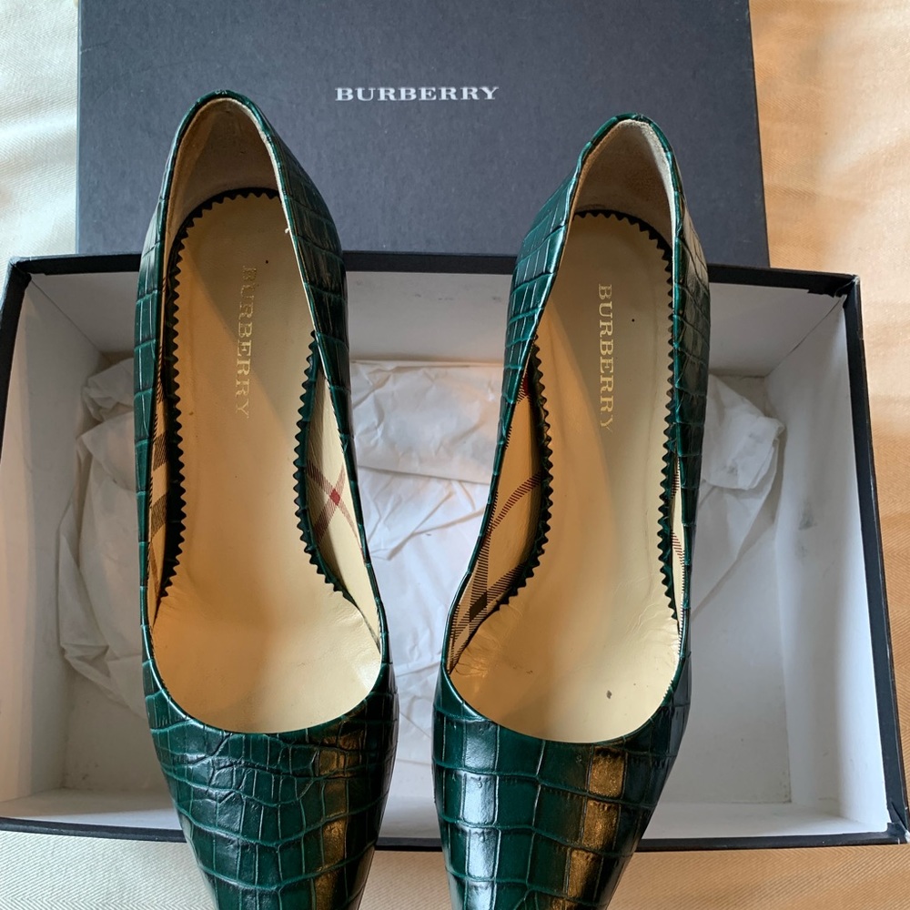 Authentic Burberry Classic Pumps - Picture 2 of 6